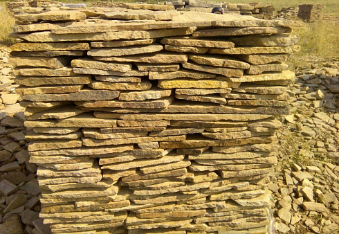 Kamenclub.ru: Песчаник пластушка желтый с разводом под дерево (2 см)  купить в Коломне плитняк желтый с разводами, желтый, рыжий, серый песчаник пластушка рваная ландшафтная 11 000 руб/м3   фото КАМЕНЬ КЛУБ