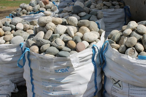 Kamenclub.ru: Речной валун (Ассорти) фр.100-300 мм.  купить в Коломне галечник серый, темно-серый, светло-серый речная галька крупных размеров 4200 руб/т   фото КАМЕНЬ КЛУБ