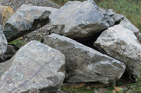 Kamenclub.ru: Змеевик скальник фр. 500-1500 мм.  купить в Коломне змеевик зеленый серый черный глыба скальная колотая 7500 руб/т   фото КАМЕНЬ КЛУБ