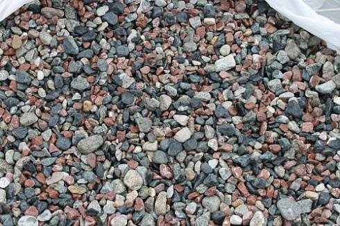 Kamenclub.ru: Мраморная крошка (щебень галтованный микс:: серый-зеленый-розовый) фр.10-20 мм.  купить в Коломне мрамор серый, зеленый, розовый щебень окатанный округлый декоративный ландшафтный 15500 руб/т   фото КАМЕНЬ КЛУБ