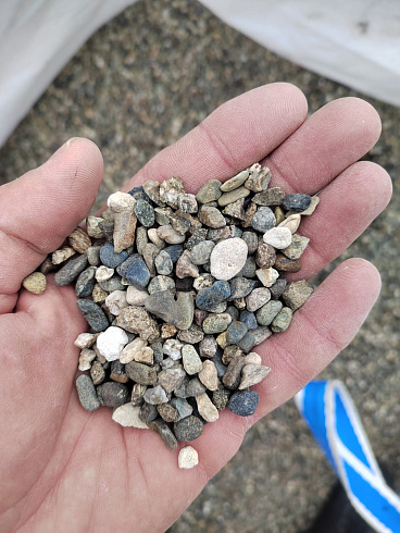 Kamenclub.ru: Галька речная окат (серая) фр.5-10 мм купить  в Коломне галька речная серая, серый, темно-серый, светло-серый, коричневый речная окатанная галька декоративная ландшатфная 5000 руб/т   фото КАМЕНЬ КЛУБ