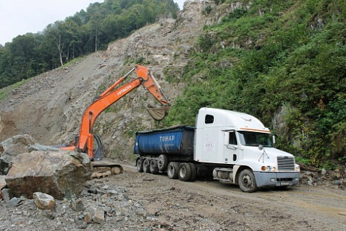 Kamenclub.ru: Гранит скальник (серо-зеленый) фр. 500-1500 мм.  купить в Коломне гранит мрамор  серый зеленый темно-серый глыба скальная колотая ландшафтная 7 500 руб/т   фото КАМЕНЬ КЛУБ