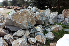 Kamenclub.ru: Гранит скальник (серо-зеленый) фр. 500-1500 мм.  купить в Коломне гранит мрамор  серый зеленый темно-серый глыба скальная колотая ландшафтная 7 500 руб/т   фото КАМЕНЬ КЛУБ