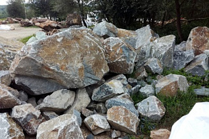 Kamenclub.ru: Гранит скальник (серо-зеленый) фр. 500-1500 мм.  купить в Коломне гранит мрамор  серый зеленый темно-серый глыба скальная колотая ландшафтная 7 500 руб/т   фото КАМЕНЬ КЛУБ