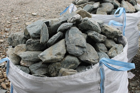 Kamenclub.ru: Гранит скальник (серо-зеленый) фр. 100-500 мм.  купить в Коломне гранит зеленый, серый, салатовый крупный ландшафтный валун 6 000 руб/т   фото КАМЕНЬ КЛУБ