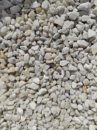 Kamenclub.ru: Мраморная крошка, щебень, цвет-белый, фр. 5-10 мм.  купить в Коломне мрамор белый, айвори, молочный мраморная каменная крошка ландшафтная 12000 руб/т   фото КАМЕНЬ КЛУБ