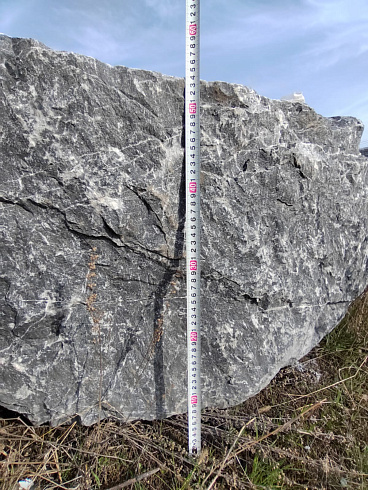 Kamenclub.ru: Черный мрамор скальник фр. 1000-1500 мм.  купить в Коломне мрамор черный белый серый крупный колотый валун ландшафтный 9000 руб/т   фото КАМЕНЬ КЛУБ