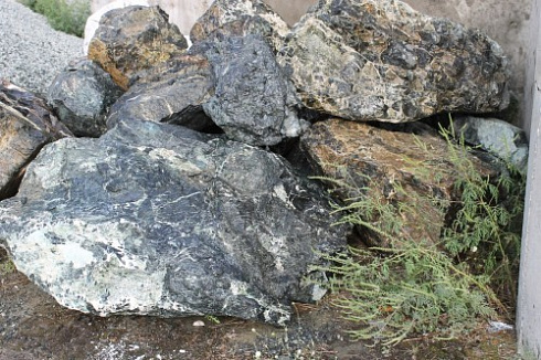 Kamenclub.ru: Змеевик скальник фр. 500-1500 мм.  купить в Коломне змеевик зеленый серый черный глыба скальная колотая 7500 руб/т   фото КАМЕНЬ КЛУБ