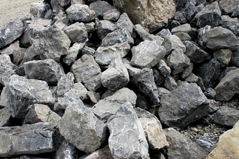 Kamenclub.ru: Черный мрамор скальник фр. 1000-1500 мм.  купить в Коломне мрамор черный белый серый крупный колотый валун ландшафтный 9000 руб/т   фото КАМЕНЬ КЛУБ