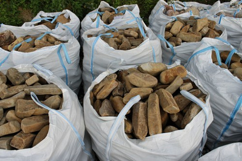 Kamenclub.ru: Песчаник для строительства и кладки блочный (фр 100-200 мм)  купить в Коломне песчаник бежевый серый рыжий валун мелкий для строительства песчаник 6500 руб/т   фото КАМЕНЬ КЛУБ