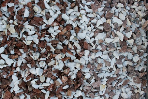 Kamenclub.ru: Мраморная крошка (щебень крошка микс: белый-розовый) фр. 10-20 мм.  купить в Коломне мрамор белый, розовый каменный декоративный ландшафтный щебень 12000 руб/т   фото КАМЕНЬ КЛУБ